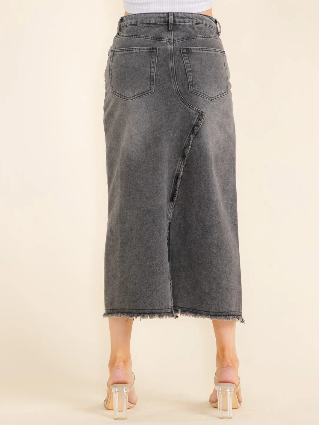 WOMEN'S BUTTON CLOSURE SIDE SLIT POCKETS DENIM WASHED MIDI SKIRT
